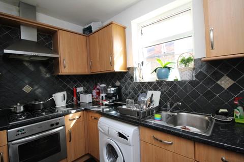 3 bedroom flat to rent, High Street, Surrey TW20