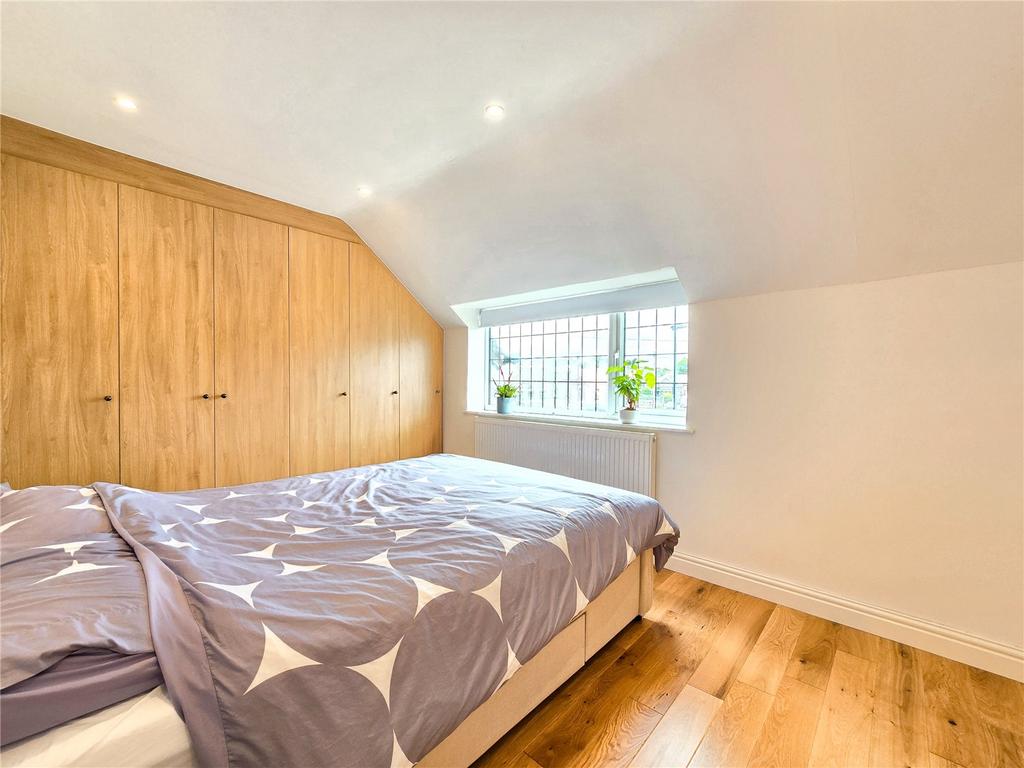 Bedroom 1 / Wardrobe