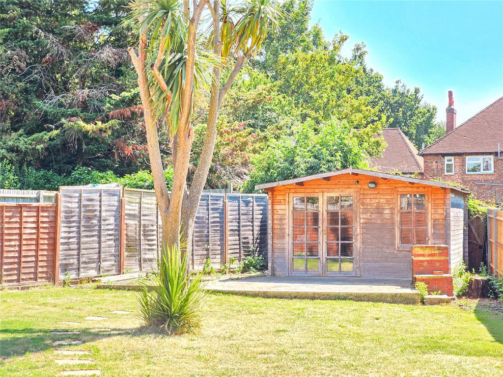 Outbuilding &amp;  Bbq