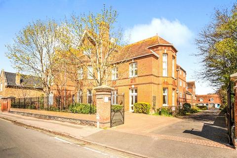 2 bedroom flat for sale, William Gibbs Court, Faversham ME13