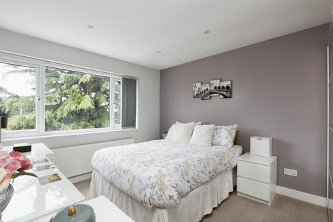 25 Bader Walk, Northfleet, Gravesend, DA11 8PU