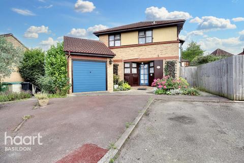 3 bedroom detached house for sale, Osterley Drive, Basildon