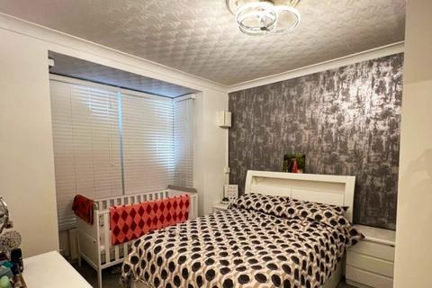 2 bedroom flat to rent, Harpour Road, Barking IG11