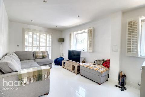 2 bedroom apartment for sale, Autumn Court, Spring Gardens, Romford, RM7 9BN