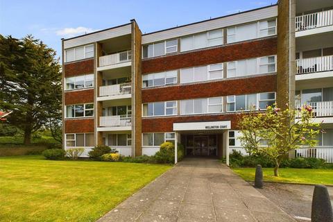 1 bedroom flat for sale, Wellington Court, Grand Avenue, Worthing, BN11