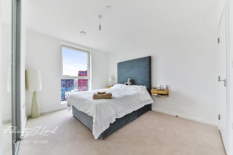 3 bedroom flat for sale, Silvertown Way, London, E16