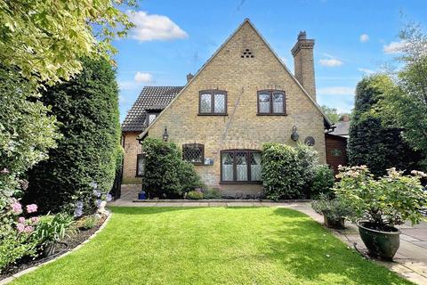 4 bedroom detached house for sale, Bridgecote Lane, Basildon SS15