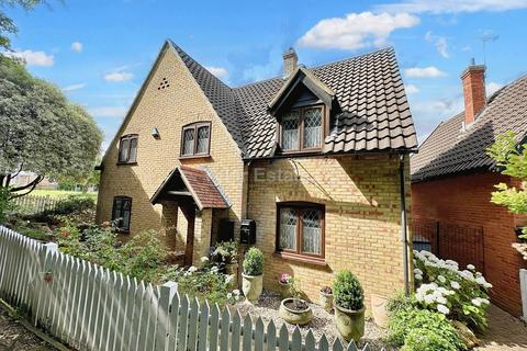 4 bedroom detached house for sale, Bridgecote Lane, Basildon SS15