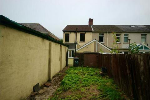 3 bedroom end of terrace house to rent, Risca Road, Cross Keys, NP11