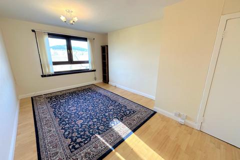 3 bedroom flat to rent, Loganlee Terrace, Dundee, DD2