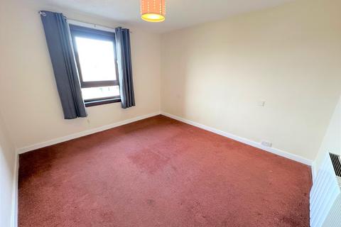 3 bedroom flat to rent, Loganlee Terrace, Dundee, DD2