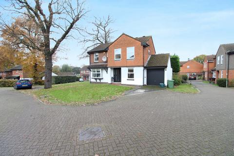 4 bedroom detached house to rent, Northcliffe Close, WORCESTER PARK KT4