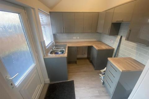 3 bedroom end of terrace house to rent, George Street, Langwith, Mansfield, Derbyshire, NG20