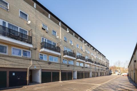 3 bedroom maisonette for sale, Leontine Close, London SE15