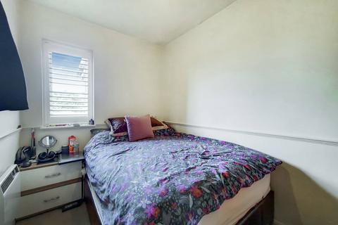 2 bedroom flat for sale, Mandeville Court, Chingford, London, E4