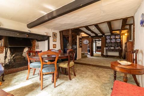 74 High Street, Godstone, RH9 8LW
