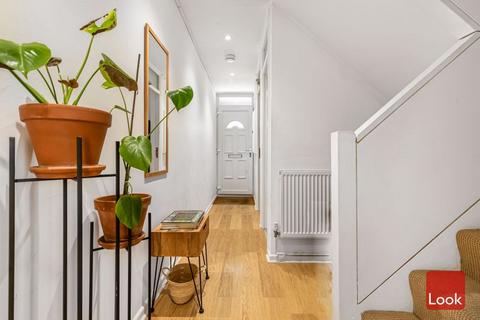 68 Columbia Road, London, E2 7NN