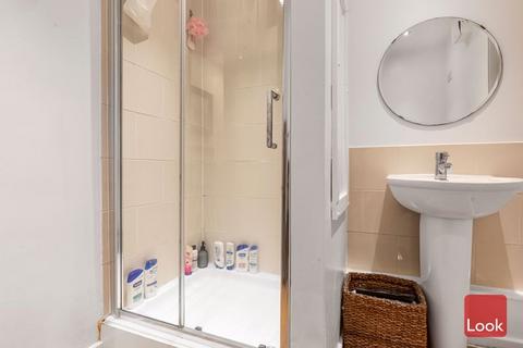 68 Columbia Road, London, E2 7NN