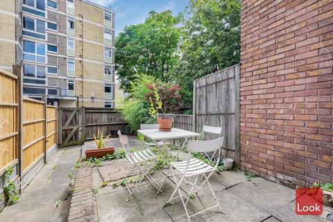 68 Columbia Road, London, E2 7NN
