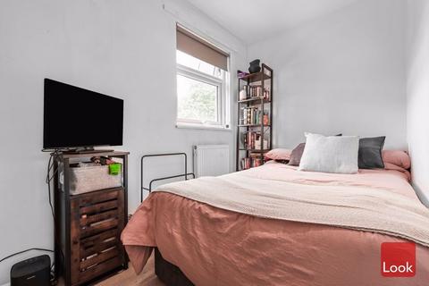 68 Columbia Road, London, E2 7NN