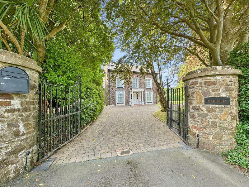 Moorecroft, Crossag