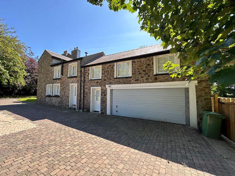 Moorecroft, Crossag