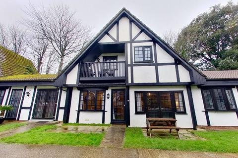 3 bedroom chalet for sale, 10 Tudor Court, Tolroy Manor