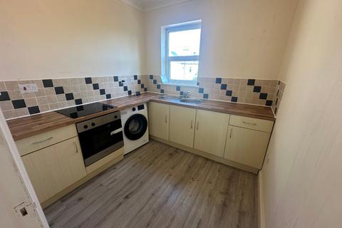 2 bedroom flat to rent, Thoroughgood Road, Clacton-On-Sea CO15