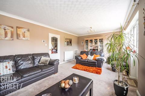 4 bedroom semi-detached house for sale, Ilfracombe Crescent, Hornchurch, RM12