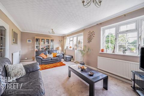 4 bedroom semi-detached house for sale, Ilfracombe Crescent, Hornchurch, RM12