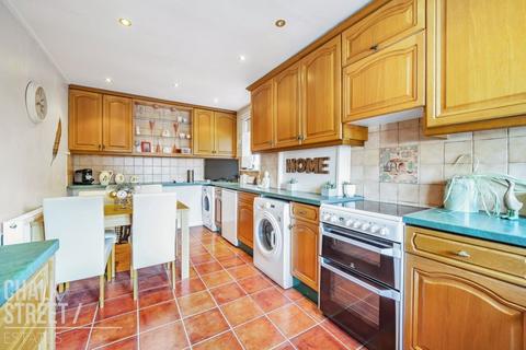 4 bedroom semi-detached house for sale, Ilfracombe Crescent, Hornchurch, RM12