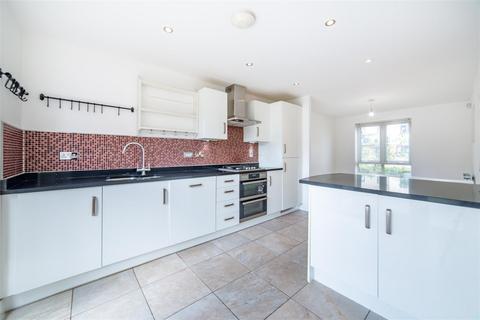 4 bedroom detached house to rent, *Available 5th October* Greville Gardens, NE13 9