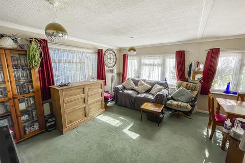 3 bedroom park home for sale, Willows Riverside Park, Windsor