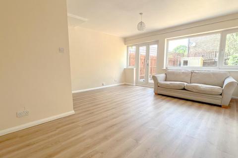 3 bedroom end of terrace house to rent, High Road, Broxbourne