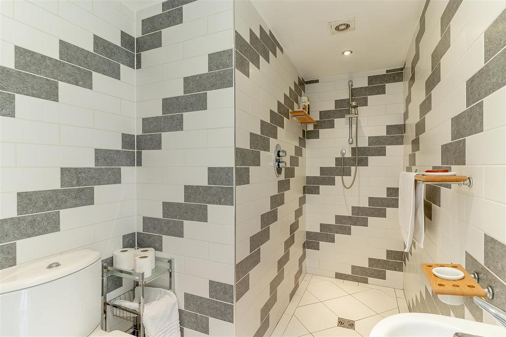 Bedroom 2 Ensuite.jpg