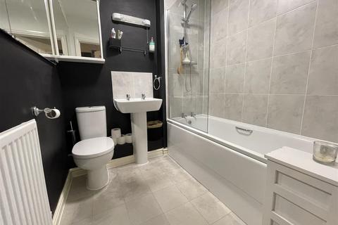 32 Crosier Close, Old Sarum, Salisbury, SP4 6GX