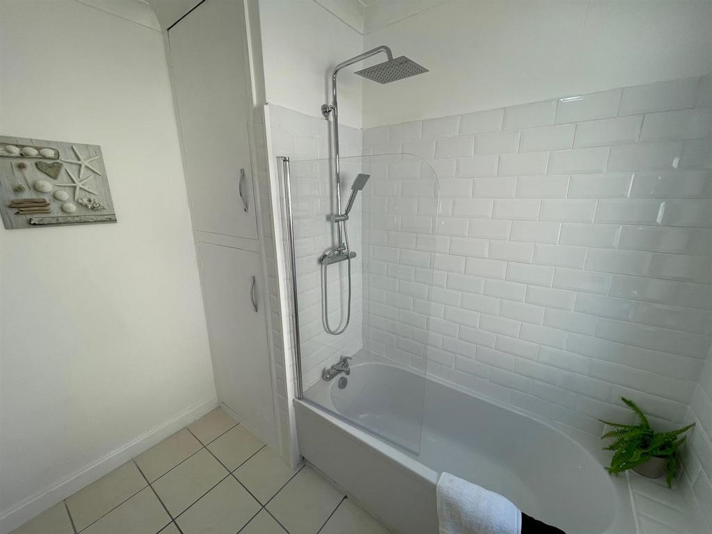 Bathroom 2.jpg
