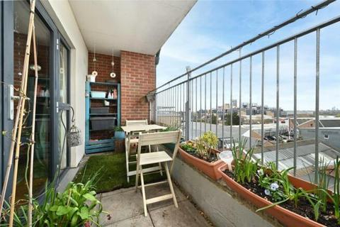 2 bedroom flat to rent, Sutherland Road, London