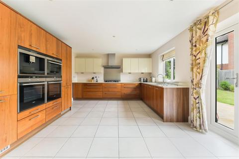 5 bedroom detached house for sale, Yew Tree Close, Epsom Downs