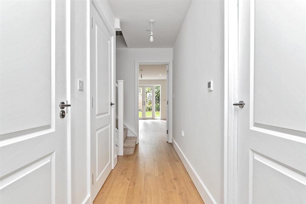 4 Oakview Gardens-7.jpg