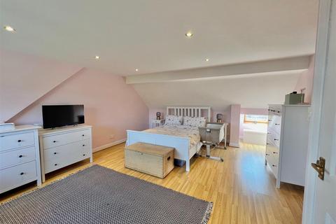32 Brooklands Crescent, Sheffield, S10 4GE