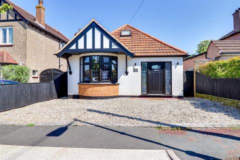 4 bedroom chalet for sale, Stirling Avenue, Leigh-On-Sea SS9