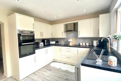 3 bedroom semi-detached house for sale, Foxcroft Drive,,Rastrick