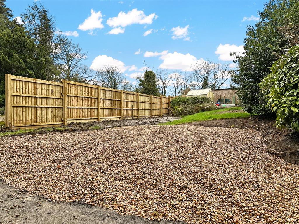 Gravelled Driveway 117