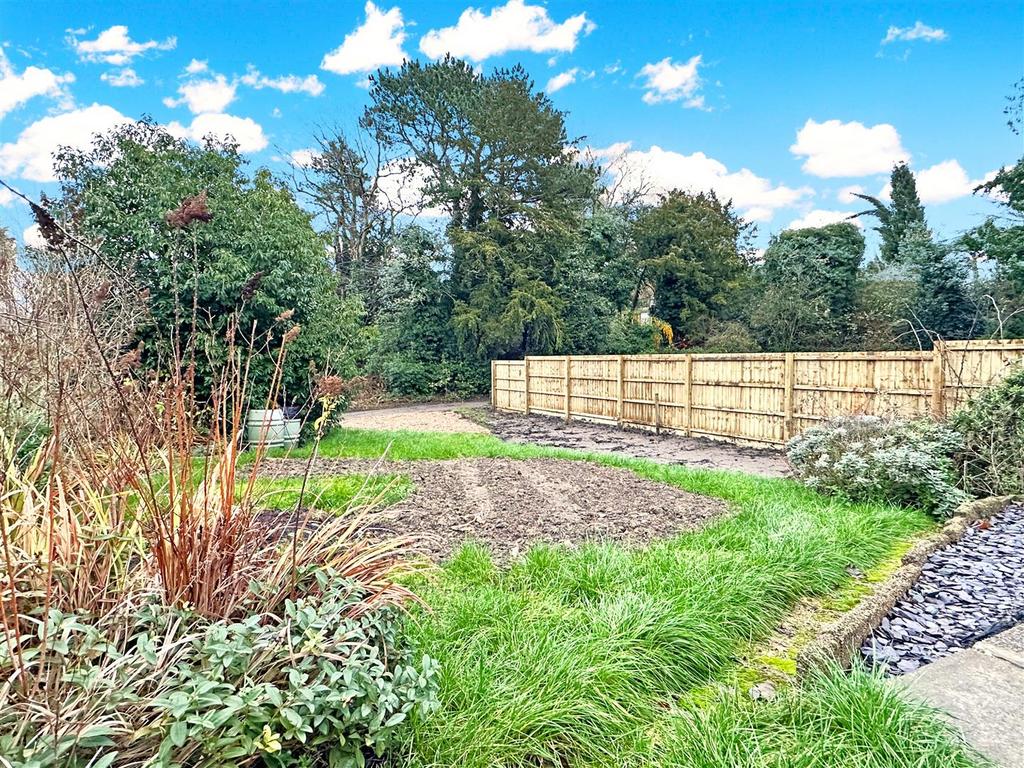 Side Garden & Parking 125