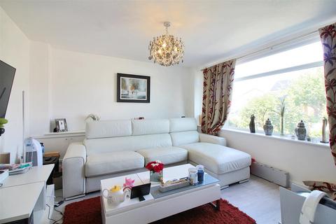 4 bedroom end of terrace house for sale, Ingram Avenue, Aylesbury