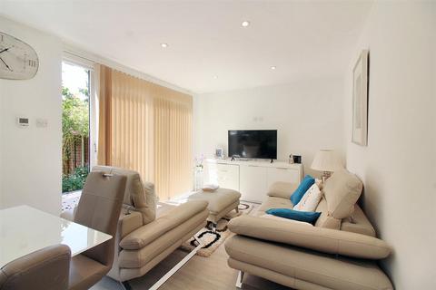 4 bedroom end of terrace house for sale, Ingram Avenue, Aylesbury