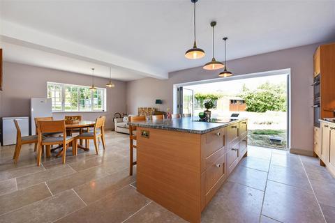 16 Copse Road, Overton, Basingstoke, RG25 3JL
