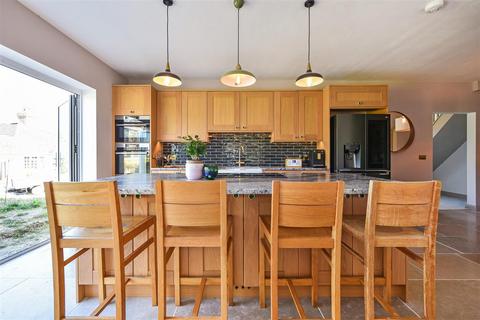 16 Copse Road, Overton, Basingstoke, RG25 3JL