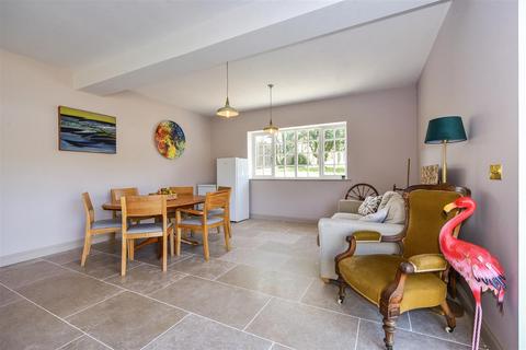16 Copse Road, Overton, Basingstoke, RG25 3JL